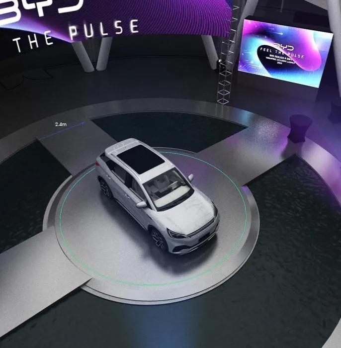 Feel The Pulse — Sealion 6 DM-i for BYD — Turntable plan — cruciform light wash, 2.4 m rotation, clear approach on all four axes.